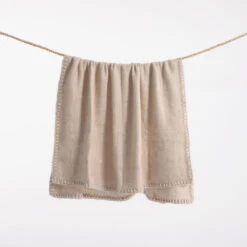 AUGUSTINA Plaid En Laine 125x150cm -Meubles Soldes Magasin plaid laine 125x150cm kave home augustina 1